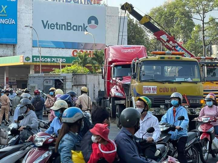 TP HCM: Ôm cua gắt, container lật ngang ngay ngã bảy Lý Thái Tổ