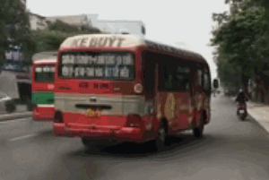CLIP: 2 xe buýt đánh võng, rượt đuổi, người đi xe máy phải lao lên vỉa hè thoát thân