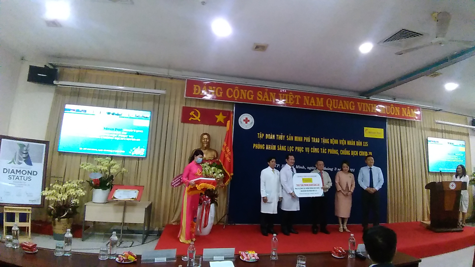 TP HCM: Bệnh viện đầu ti&ecirc;n x&acirc;y ph&ograve;ng kh&aacute;m s&agrave;ng lọc Covid-19 nằm ngo&agrave;i khu&ocirc;n vi&ecirc;n - Ảnh 1.