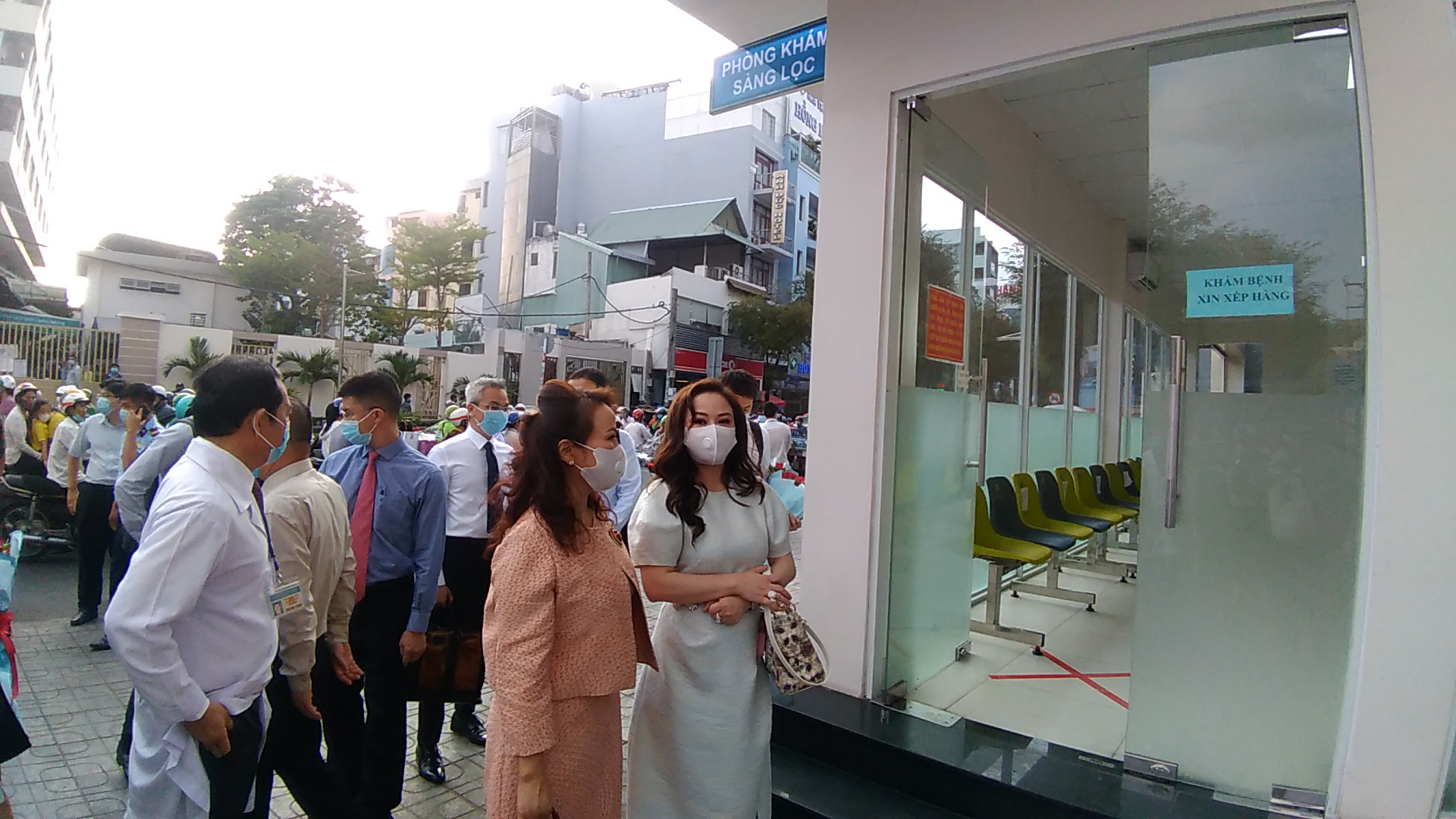 TP HCM: Bệnh viện đầu ti&ecirc;n x&acirc;y ph&ograve;ng kh&aacute;m s&agrave;ng lọc Covid-19 nằm ngo&agrave;i khu&ocirc;n vi&ecirc;n - Ảnh 2.