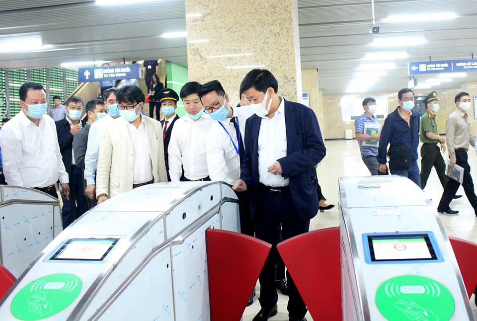 Thị sát đường sắt Cát Linh-Hà Đông, lãnh đạo Hà Nội nói gì về việc bàn giao dự án? - Ảnh 1.