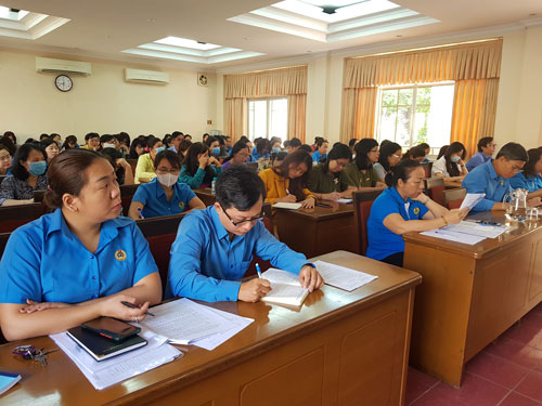 Nâng phúc lợi cho lao động nữ