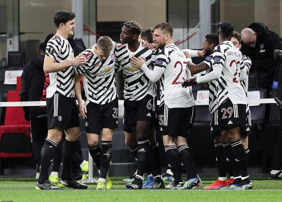 Pogba ch&oacute;i s&aacute;ng, Man United nghẹt thở v&agrave;o tứ kết Europa League - Ảnh 7.