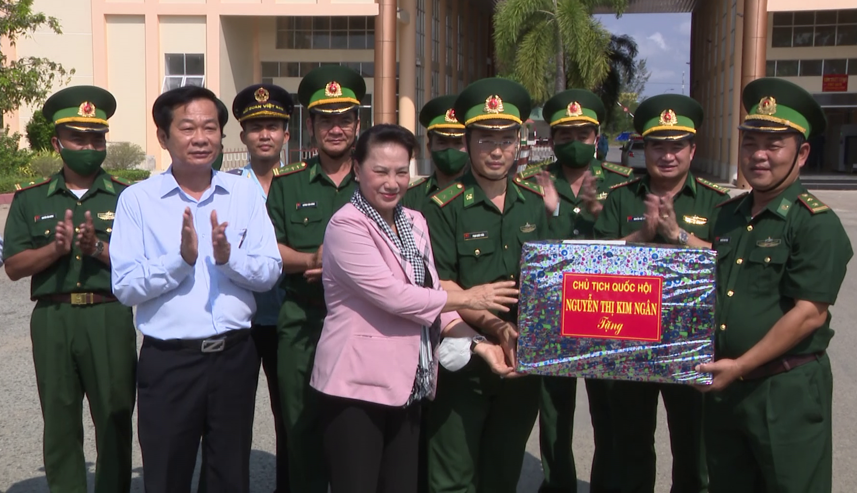CLIP: Chủ tịch Quốc hội kiểm tra c&ocirc;ng t&aacute;c bầu cử v&agrave; ph&ograve;ng chống dịch tại H&agrave; Ti&ecirc;n - Ảnh 2.