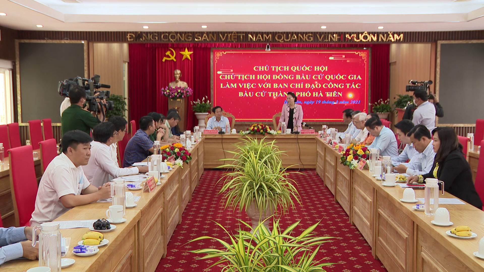 CLIP: Chủ tịch Quốc hội kiểm tra c&ocirc;ng t&aacute;c bầu cử v&agrave; ph&ograve;ng chống dịch tại H&agrave; Ti&ecirc;n - Ảnh 4.