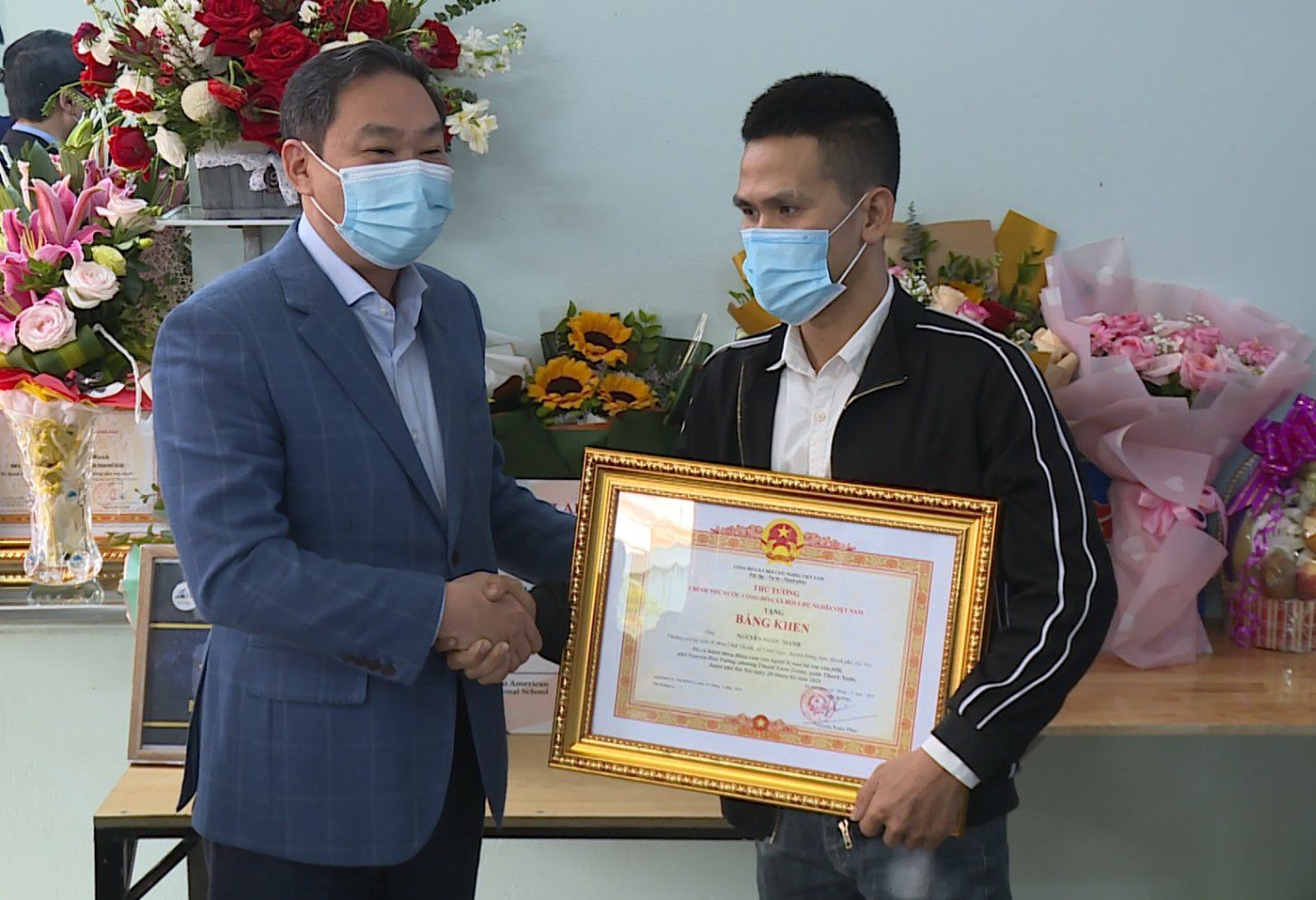 Tới tận nhà, trao Bằng khen của Thủ tướng cho người đỡ bé gái rơi từ tầng 12A xuống