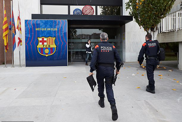 NÓNG: Cảnh sát khám xét CLB Barcelona, bắt êkip cựu chủ tịch Bartomeu
