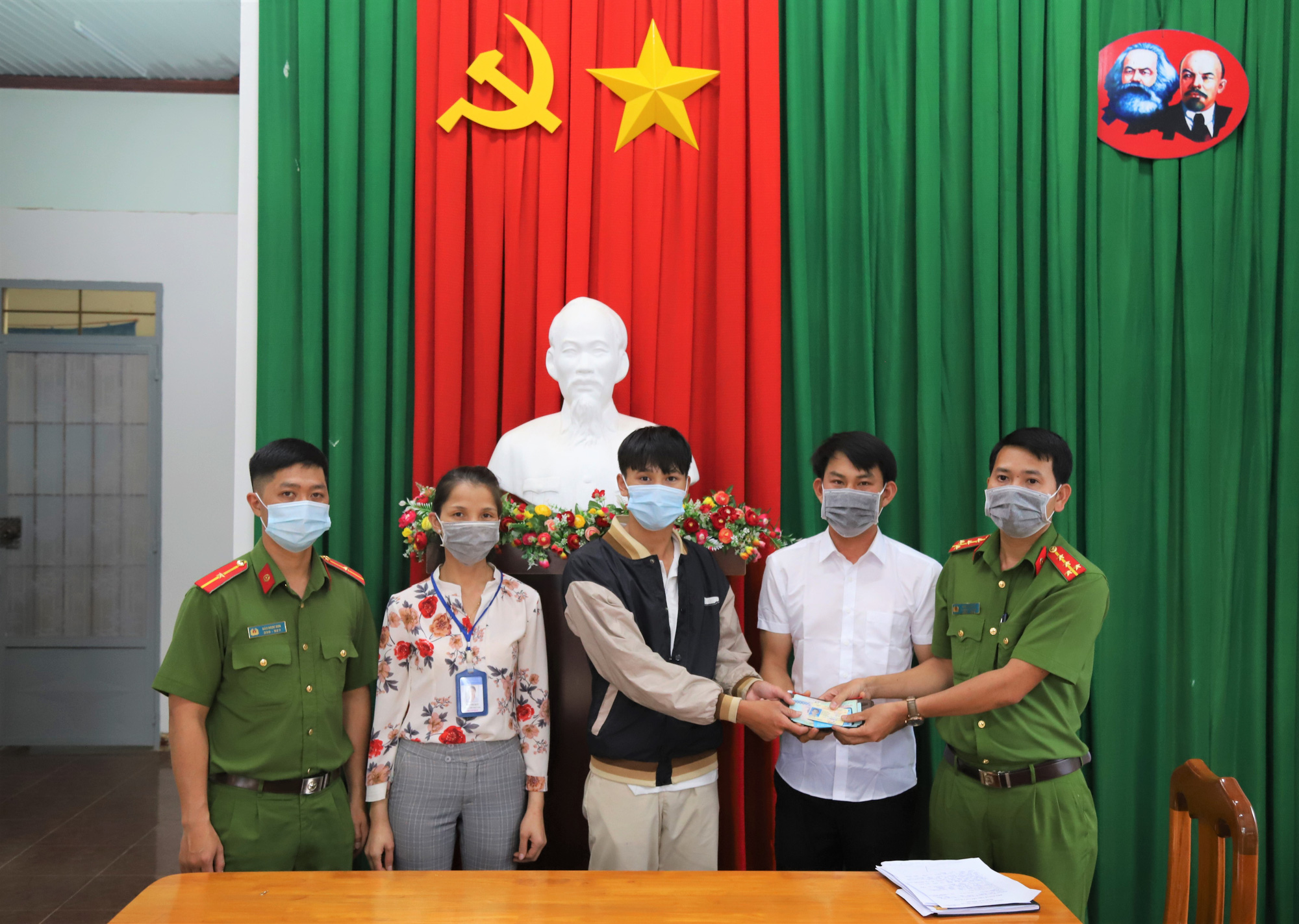 Một học sinh lớp 12 trả lại chiếc ví nhặt được có hàng trăm triệu đồng