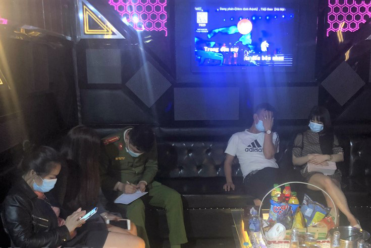Cho khách hát karaoke bất chấp quy định, bị phạt 25 triệu đồng