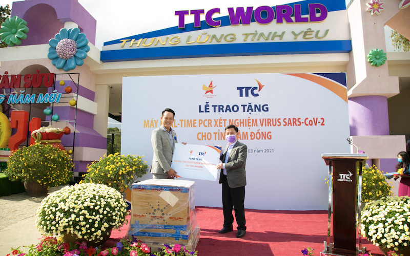 Hội Doanh nh&acirc;n trẻ Việt Nam v&agrave; Tập đo&agrave;n TTC tặng m&aacute;y Real-time PCR x&eacute;t nghiệm virus SARS-CoV-2 cho tỉnh L&acirc;m Đồng - Ảnh 1.