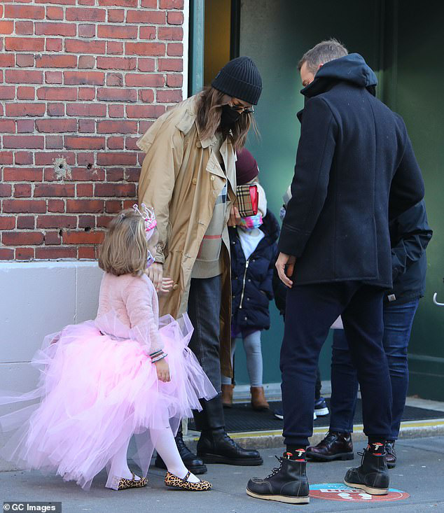 Siêu mẫu Irina Shayk khỏa thân táo bạo - Ảnh 4.