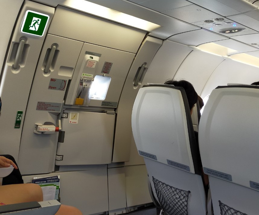 Nam hành khách mở nhầm cửa thoát hiểm máy bay Bamboo Airways bị phạt