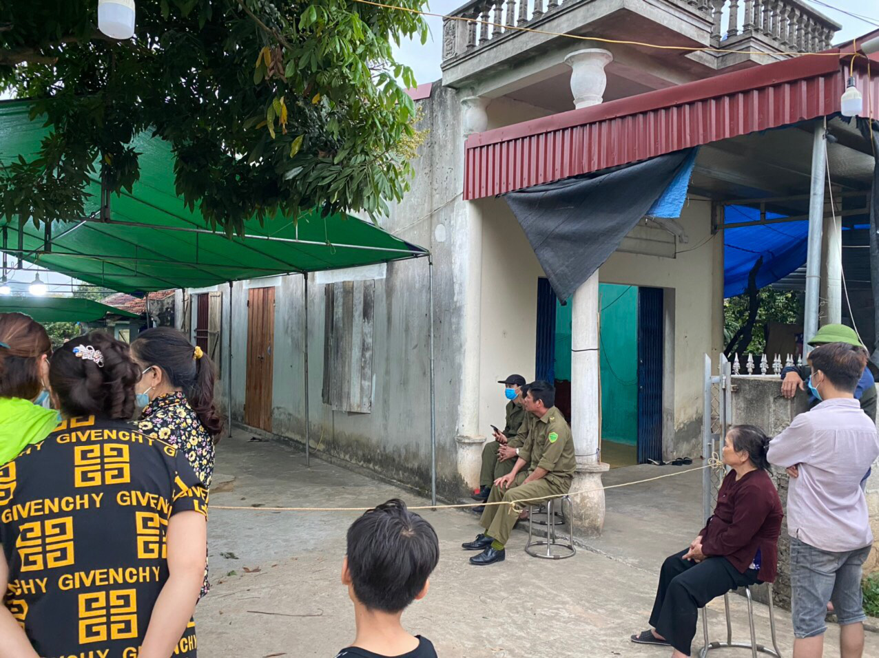 Phát hiện đôi nam nữ tử vong trong phòng, thu giữ súng và dao