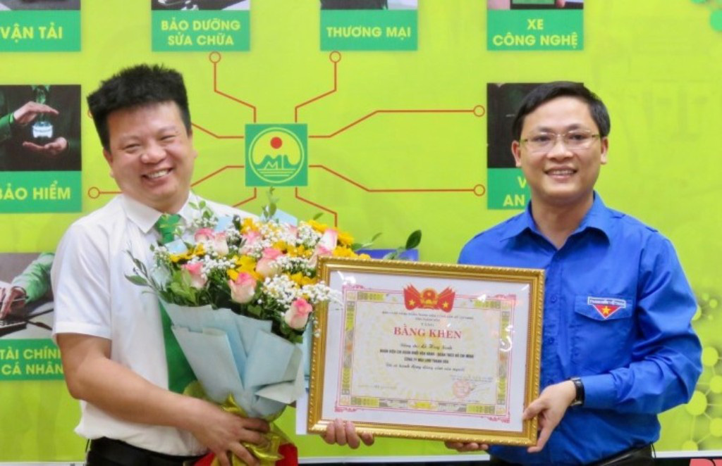 Tặng bằng khen tài xế taxi lao xuống sông cứu cô gái trẻ tự tử