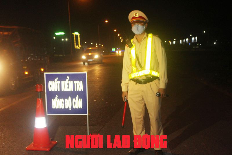 CLIP: Theo chân CSGT Bạc Liêu lập chốt trong đêm kiểm tra nồng độ cồn - Ảnh 2.