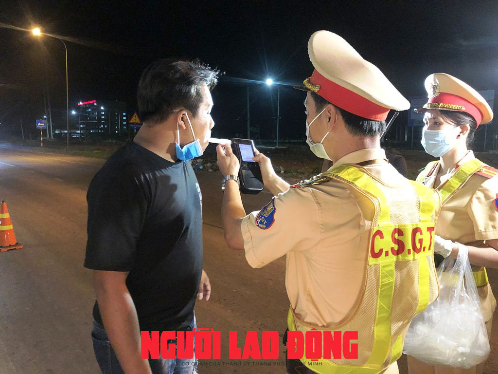 CLIP: Theo chân CSGT Bạc Liêu lập chốt trong đêm kiểm tra nồng độ cồn - Ảnh 10.
