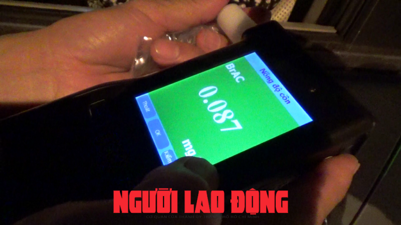 CLIP: Theo chân CSGT Bạc Liêu lập chốt trong đêm kiểm tra nồng độ cồn - Ảnh 11.