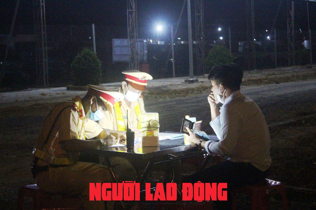 CLIP: Theo chân CSGT Bạc Liêu lập chốt trong đêm kiểm tra nồng độ cồn - Ảnh 13.