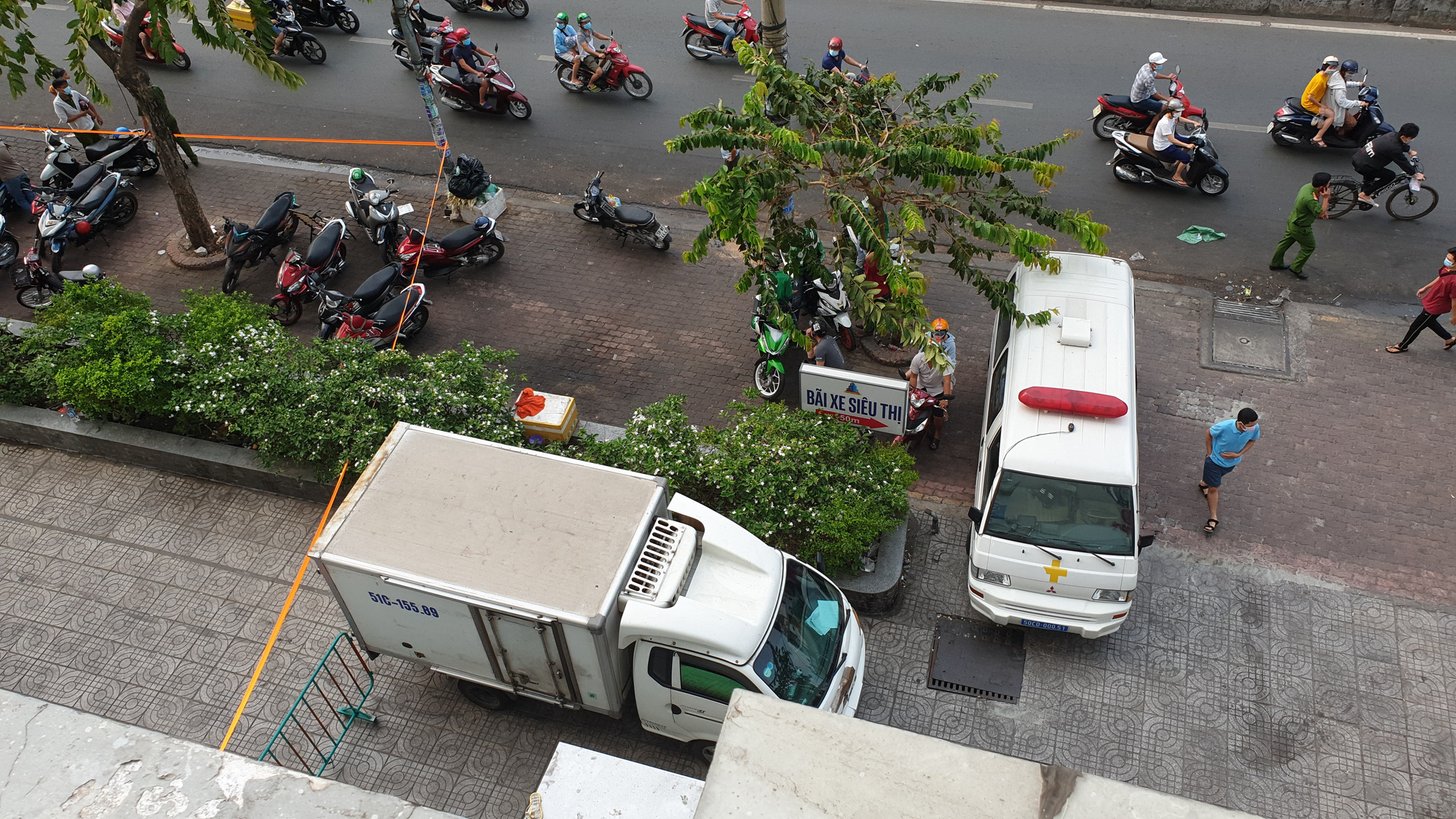 NÓNG: Hai cô gái trẻ tử vong do rơi chung cư ở quận 12, TP HCM