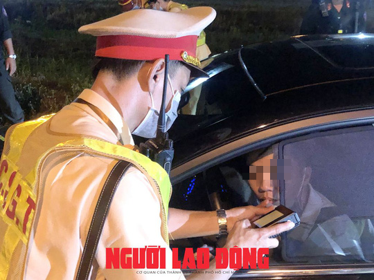 CLIP: Theo chân CSGT Bạc Liêu lập chốt trong đêm kiểm tra nồng độ cồn - Ảnh 8.