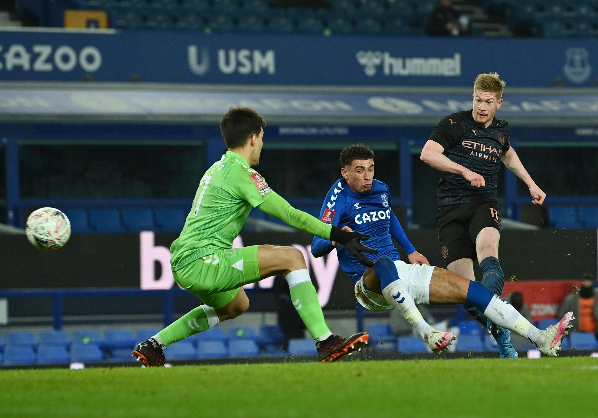 Siêu sao bùng nổ, Man City tốc hành đoạt vé bán kết FA Cup