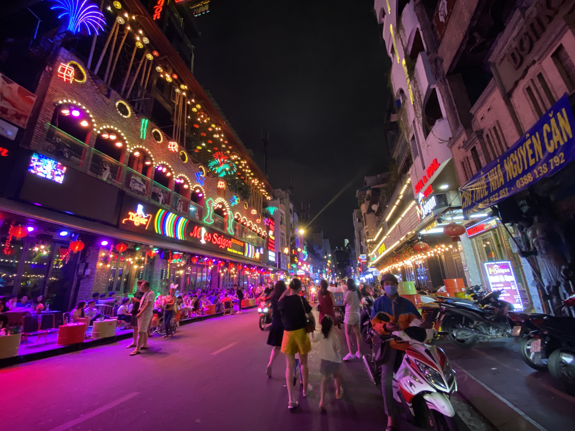 Sau 2 ngày hoạt động lại, phố Bùi Viện đông kín, bar sang chảnh vắng hoe - Ảnh 2.