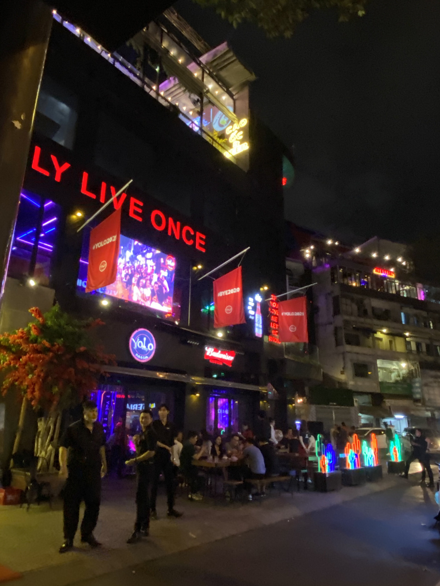 Sau 2 ngày hoạt động lại, phố Bùi Viện đông kín, bar sang chảnh vắng hoe - Ảnh 4.