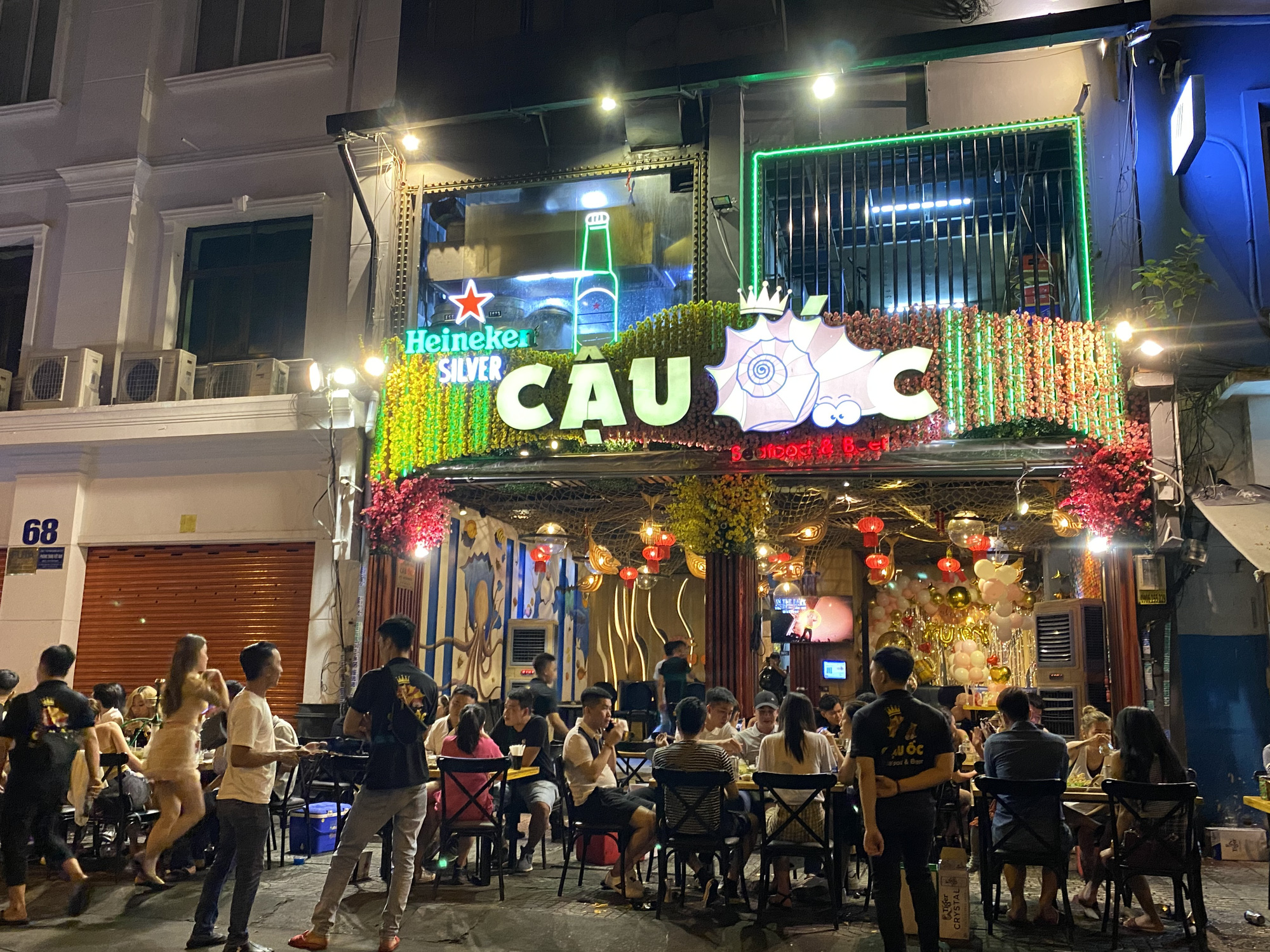 Sau 2 ngày hoạt động lại, phố Bùi Viện đông kín, bar "sang chảnh" vắng hoe