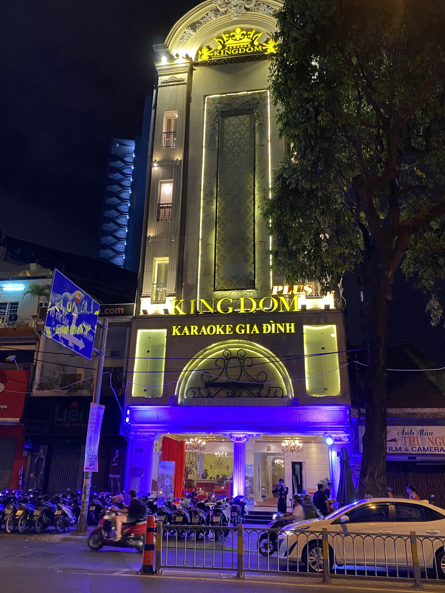 Sau 2 ngày hoạt động lại, phố Bùi Viện đông kín, bar sang chảnh vắng hoe - Ảnh 5.