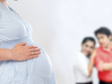 Đã nhận con nuôi, có được nhờ mang thai hộ?