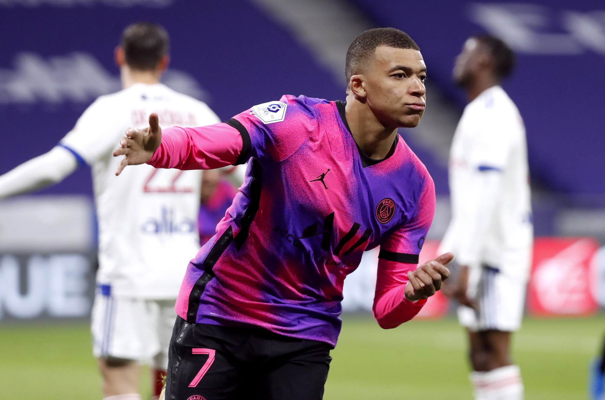 Mbappe lập cú đúp, PSG đả bại kình địch, chiếm ngôi đầu Ligue 1