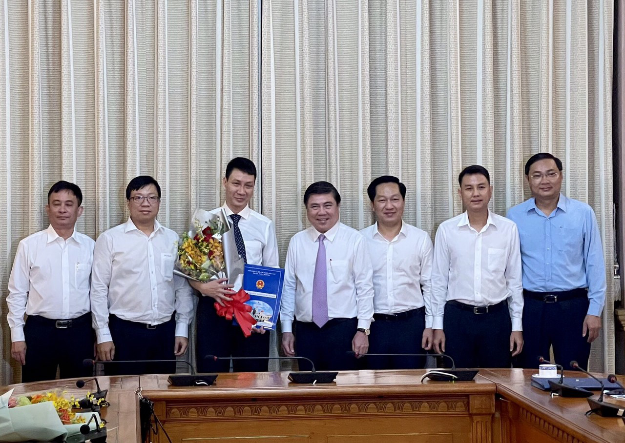 Chủ tịch UBND TP HCM  trao quyết định điều động, bổ nhiệm 3 nhân sự lãnh đạo