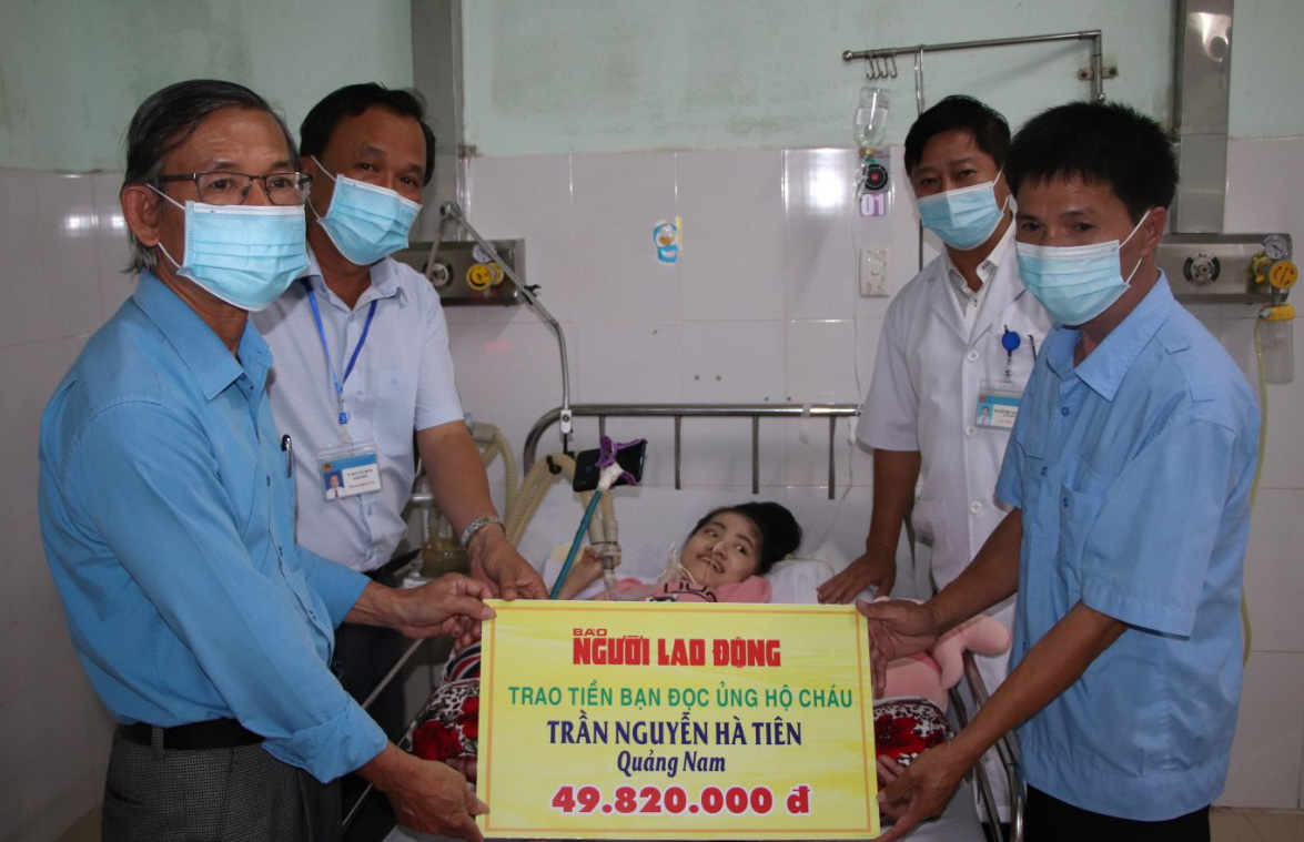 Báo Người Lao Động trao 49,82 triệu đồng cho 2 cha con 8 năm đón Tết ở bệnh viện