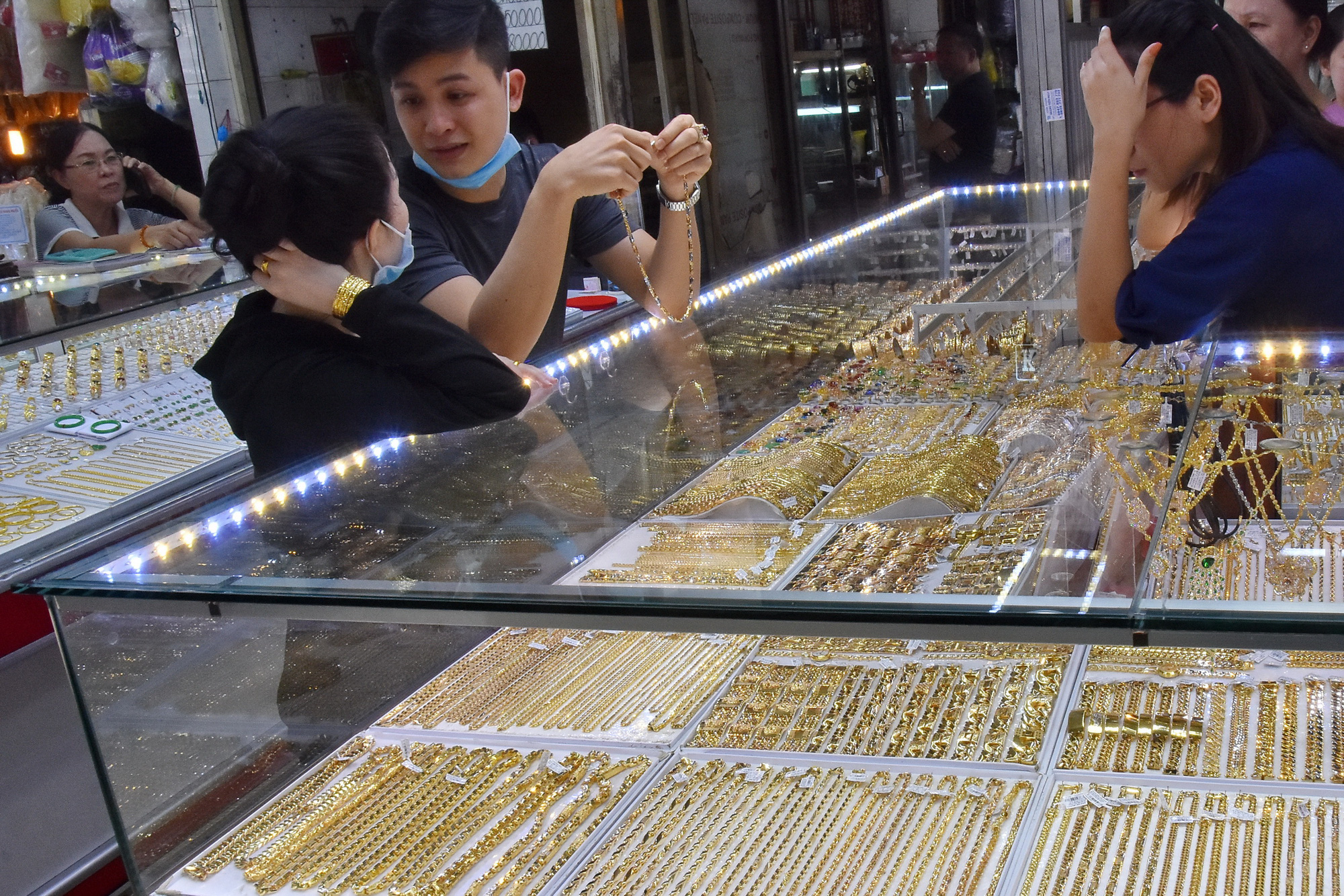 Gi&aacute; v&agrave;ng h&ocirc;m nay 3-3: Tăng mạnh bất chấp c&aacute;c quỹ đầu tư b&aacute;n 11,4 tấn v&agrave;ng - Ảnh 1.
