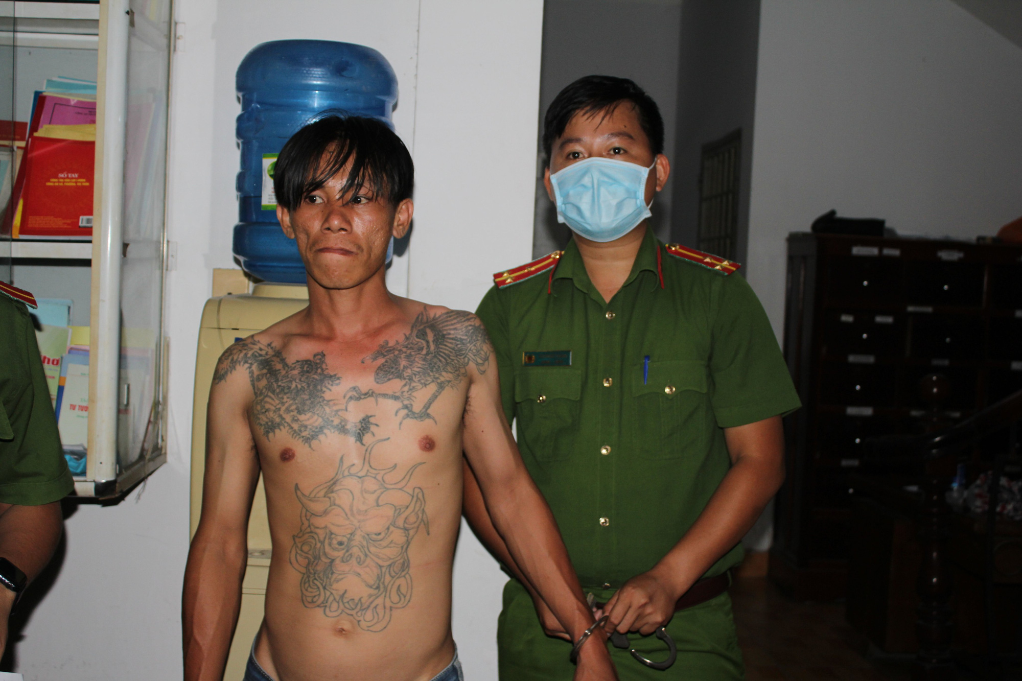 Bắt th&ecirc;m nhiều đối tượng vụ hỗn chiến như phim tại Cần Thơ - Ảnh 2.