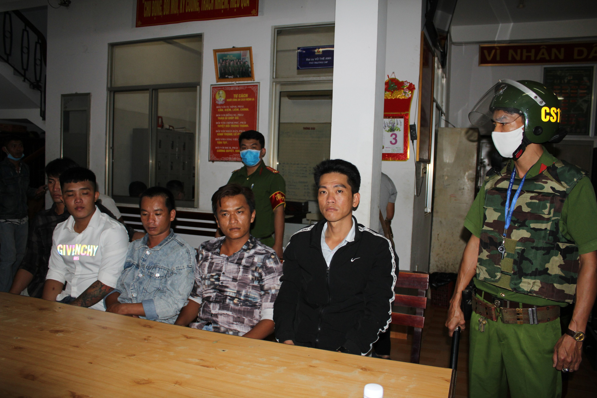 Bắt th&ecirc;m nhiều đối tượng vụ hỗn chiến như phim tại Cần Thơ - Ảnh 1.