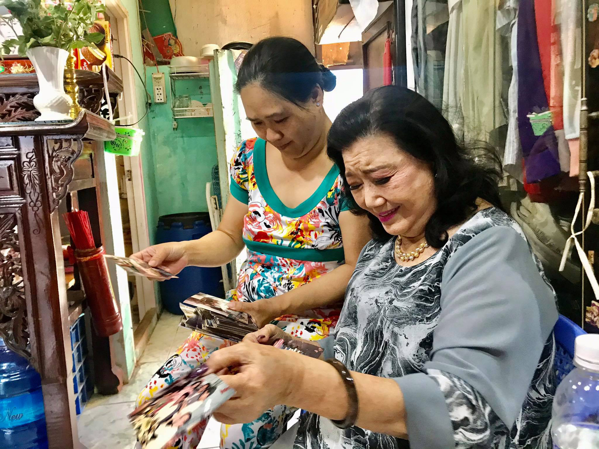 NSND Kim Cương thắp hương tri ân nữ y tá nuôi dưỡng bé Thương Thương - Ảnh 10.