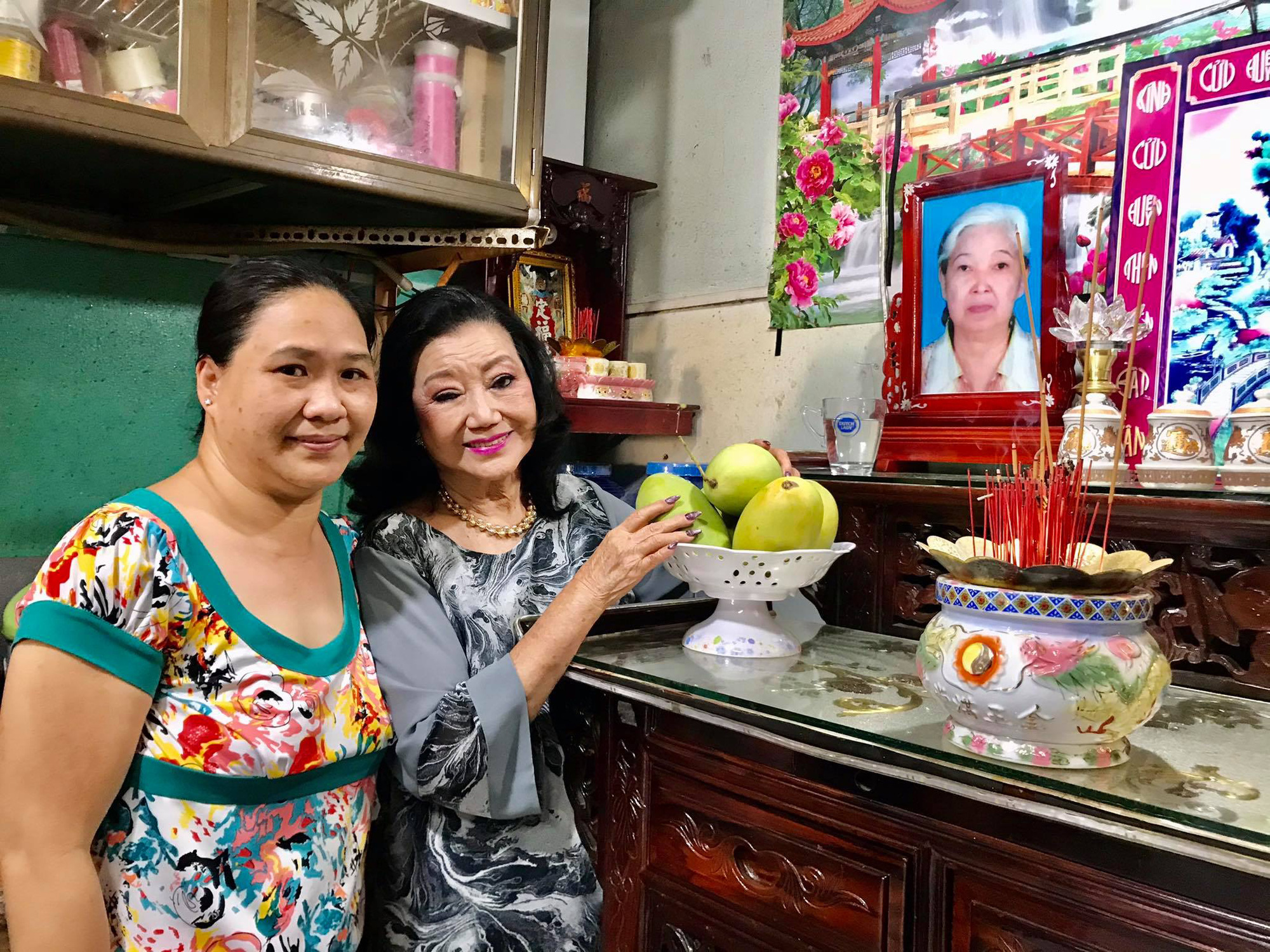 NSND Kim Cương thắp hương tri ân nữ y tá nuôi dưỡng "bé Thương Thương"