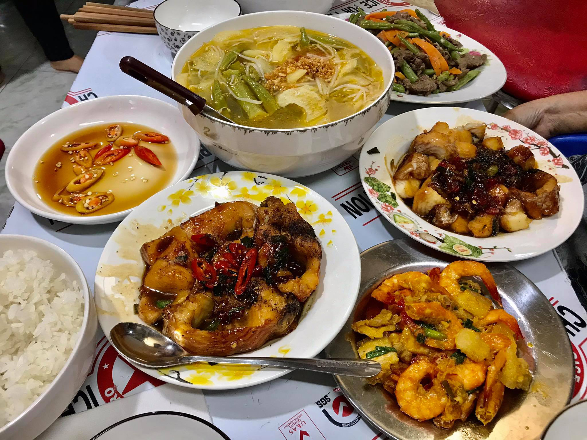NSND Kim Cương thắp hương tri ân nữ y tá nuôi dưỡng bé Thương Thương - Ảnh 6.