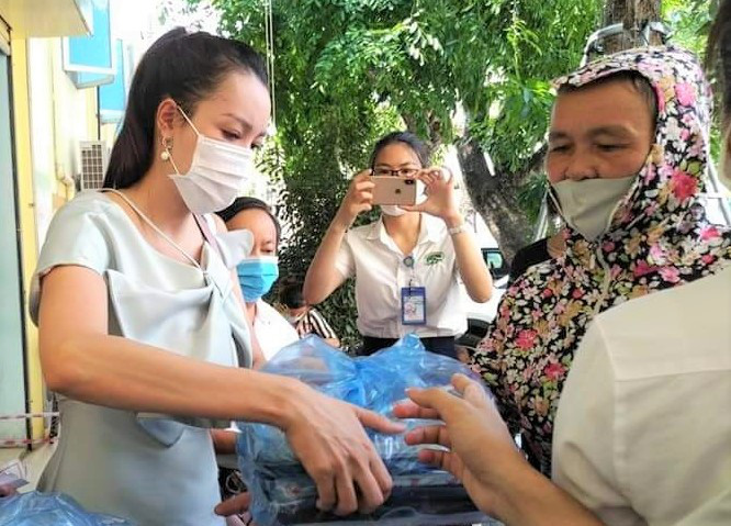 Vợ chồng b&aacute;c sĩ ủng hộ 200 triệu đồng mua cơm cho bệnh nh&acirc;n ngh&egrave;o - Ảnh 2.