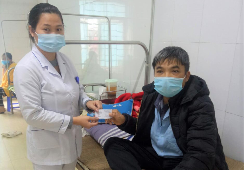 Vợ chồng b&aacute;c sĩ ủng hộ 200 triệu đồng mua cơm cho bệnh nh&acirc;n ngh&egrave;o - Ảnh 3.