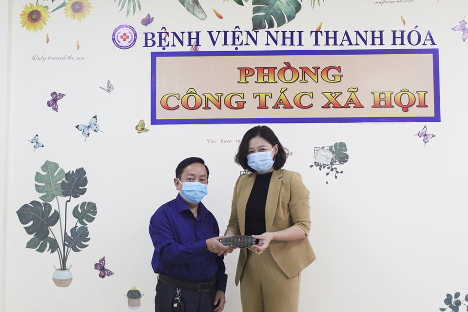 Vợ chồng b&aacute;c sĩ ủng hộ 200 triệu đồng mua cơm cho bệnh nh&acirc;n ngh&egrave;o - Ảnh 1.