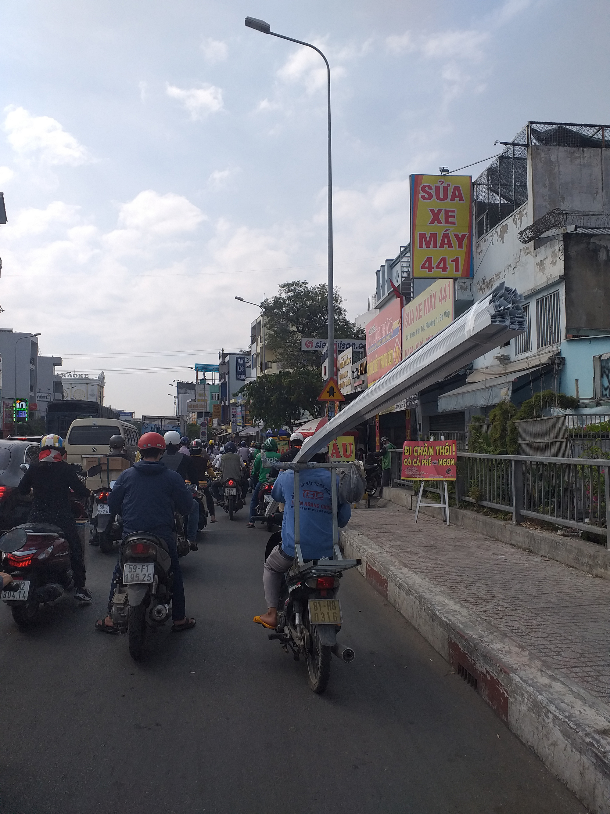 Nguy hiểm tr&ecirc;n đường - Ảnh 1.