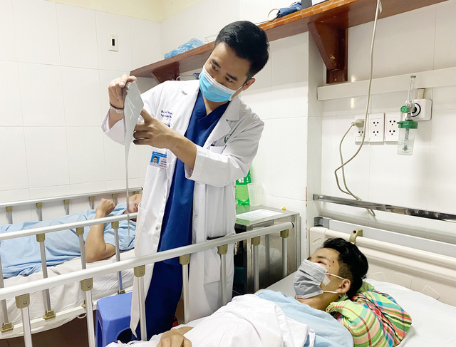 Bác sĩ dùng máy cưa thanh sắt đâm xuyên mặt người đi xe máy rồi đưa đi cấp cứu