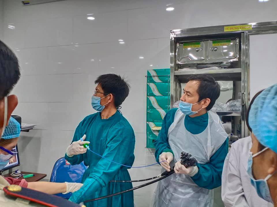 Ớn lạnh với người đ&agrave;n &ocirc;ng ngậm chiếc bấm m&oacute;ng tay rồi v&ocirc; t&igrave;nh nuốt chửng - Ảnh 1.