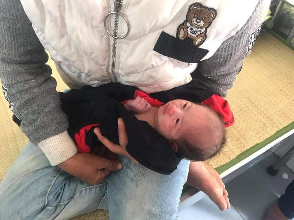 Bé gái sơ sinh 2 ngày tuổi bị bỏ rơi giữa vườn tràm
