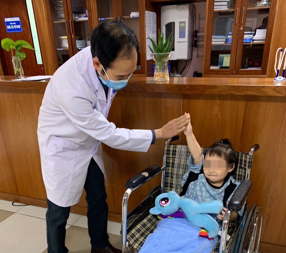 Hình ảnh đáng yêu của bé gái rơi từ tầng 12A chung cư ngày xuất viện