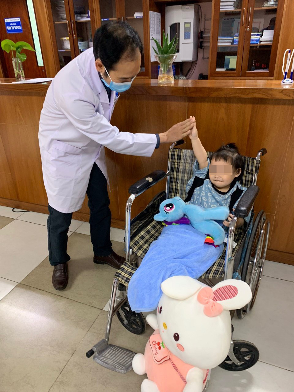 Hình ảnh đáng yêu của bé gái rơi từ tầng 12A chung cư ngày xuất viện - Ảnh 1.