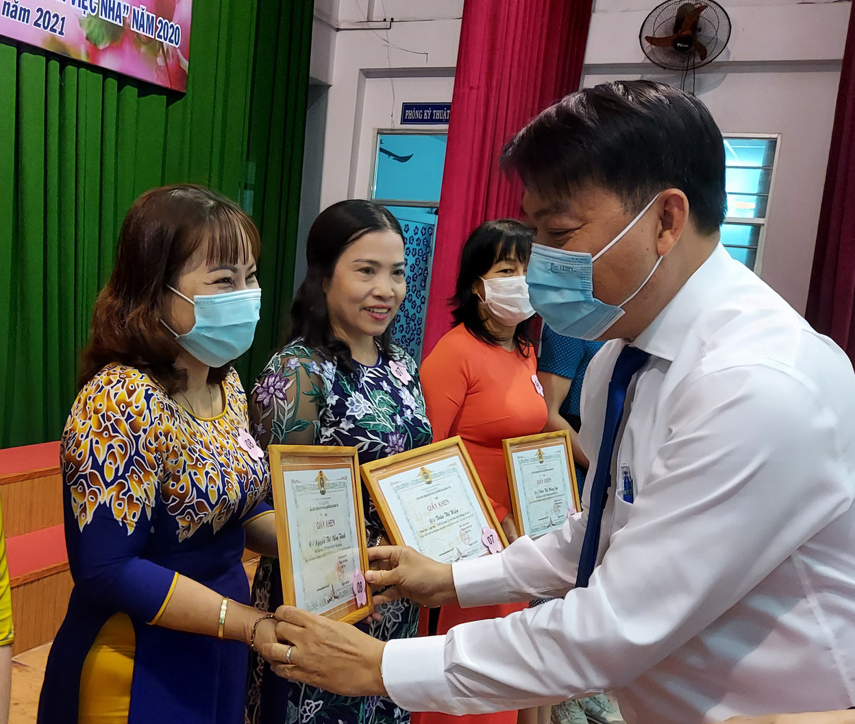 Tôn vinh, chăm lo lao động nữ