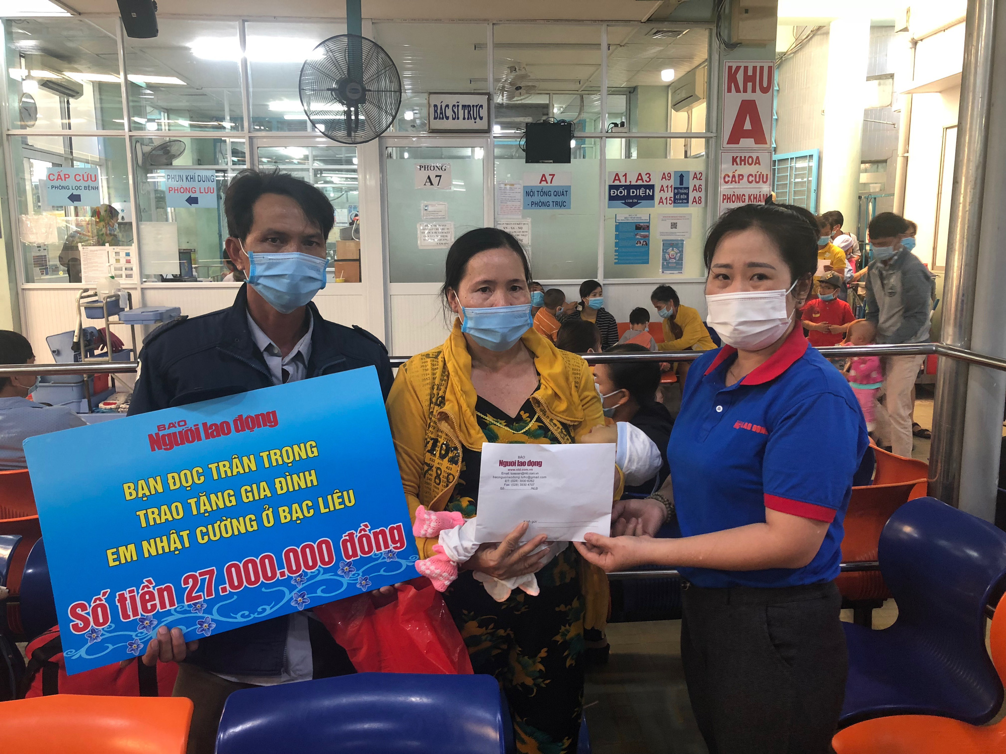 Nhói lòng nước mắt người mẹ ở Bệnh viện Nhi Đồng 1
